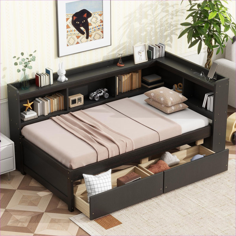 Lit plateforme classique en forme de L en pin massif brun classique avec rangement et charge intégrés, idéal pour les espaces de chambre compacts