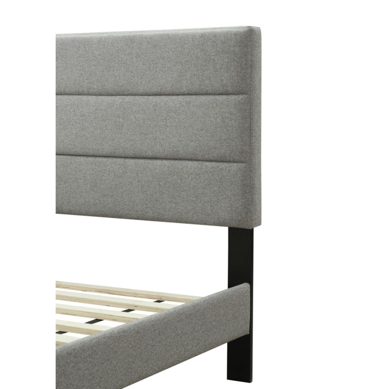 Grand lit dans une boîte en tissu gris avec tête de lit Channel