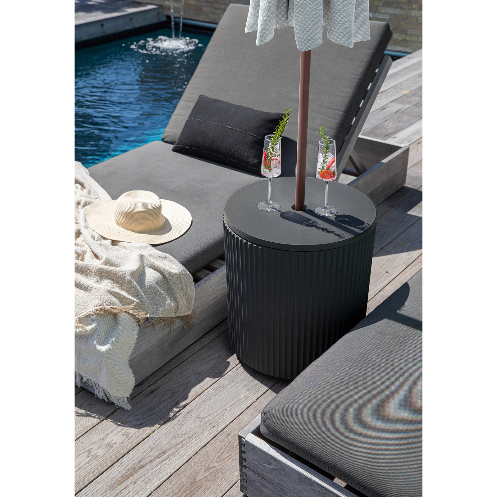 Demi 19" Patio Side Table, Black