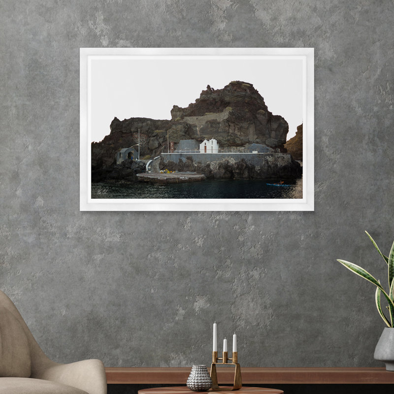 Cliffside Church par Tim Klein - reproduction de photo sur papier encadrée, Blanc, H 29 po x l 42 po x P 1,5 po