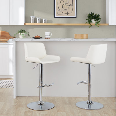 Tabouret de bar contemporain rembourré et pivotant, réglable en hauteur, 45,7 cm (L) x 49,5 cm (l) x 87,6-107,2 cm (H), similicuir et métal chromé, lot de 2, blanc, repose-pieds arrondi en forme de T.