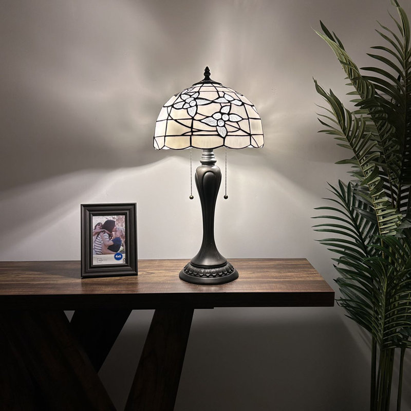 Lampe de table Sehnaz Tiffany avec fleurs en vitrail blanc et ampoules DEL incluses H 22 po x l 12 po x P 12 po