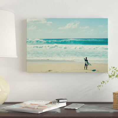 «Surfer debout sur la plage, North Shore, Oahu, Hawaii, États-Unis I», reproduction de photo sur toile