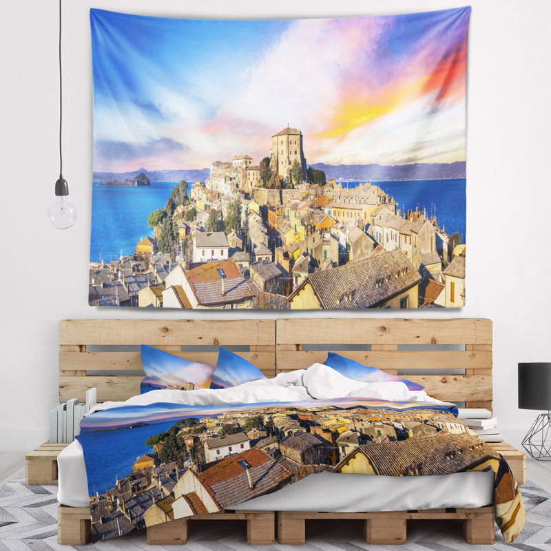 Paysage, village médiéval, tapisserie Capodimonte, H 32 po x l 39 po