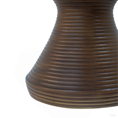 Table d'appoint d'extérieur en béton brun côtelé 16 po avec design de sablier résistant aux intempéries pour patio, jardin ou balcon