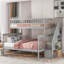 Lit superposé simple au-dessus d'un escalier double avec lustre gris, pin et tablettes de rangement latérales, séparables pour différentes