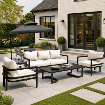 Ensemble de canapé extérieur en acier durable pour plusieurs personnes avec table basse et coussins résistants aux intempéries pour se détendre sur la terrasse.