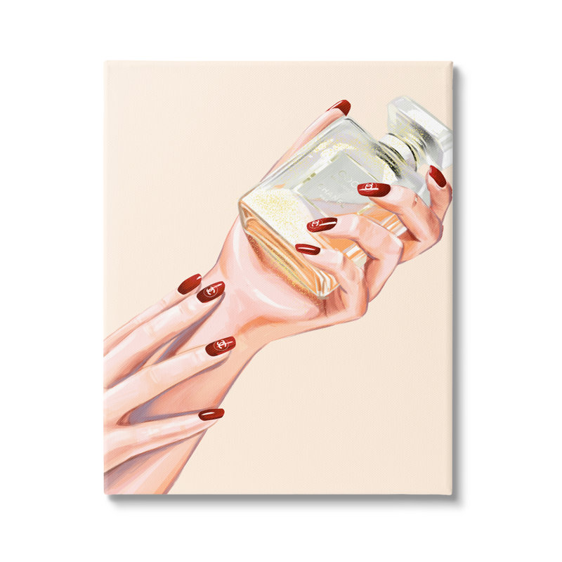 Chic vernis à ongles rouge tenant une bouteille de parfum, Plaque murale, L 16 po x H 16 po
