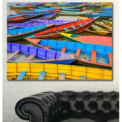 Photographie de vieux voiliers colorés dans le lac