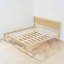 Lit plateforme en bois, tête de lit à panneau vertical, maison de campagne moderne, chambre à coucher-876995358-876995359