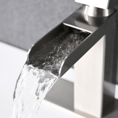 Bathroom Single Hole Bathroom Faucet with Drain Assembly