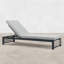 Chaise longue d'extérieur en teck Pawni-997388009