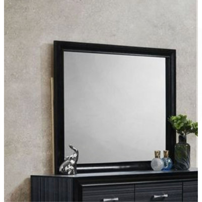 Ceci est un miroir rectangulaire, adapté à la salle de bain ou à la décoration intérieure, ajoutant une touche d'élégance à l'espace.