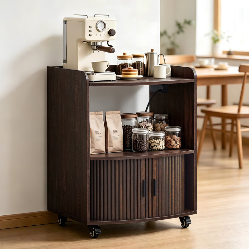 Armoire à café roulante avec prise de courant, chariot de cuisine mobile avec portes coulissantes et tablettes de rangement (l 23,62 po)