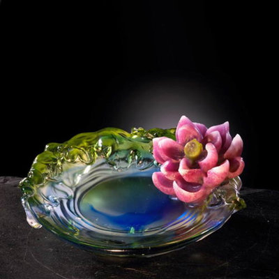 Douze fleurs et figurines faites à la main