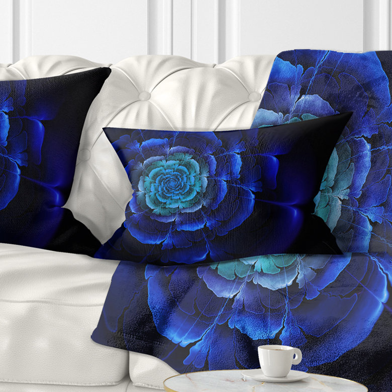 Coussin floral foncé dans un coussin lombaire foncé