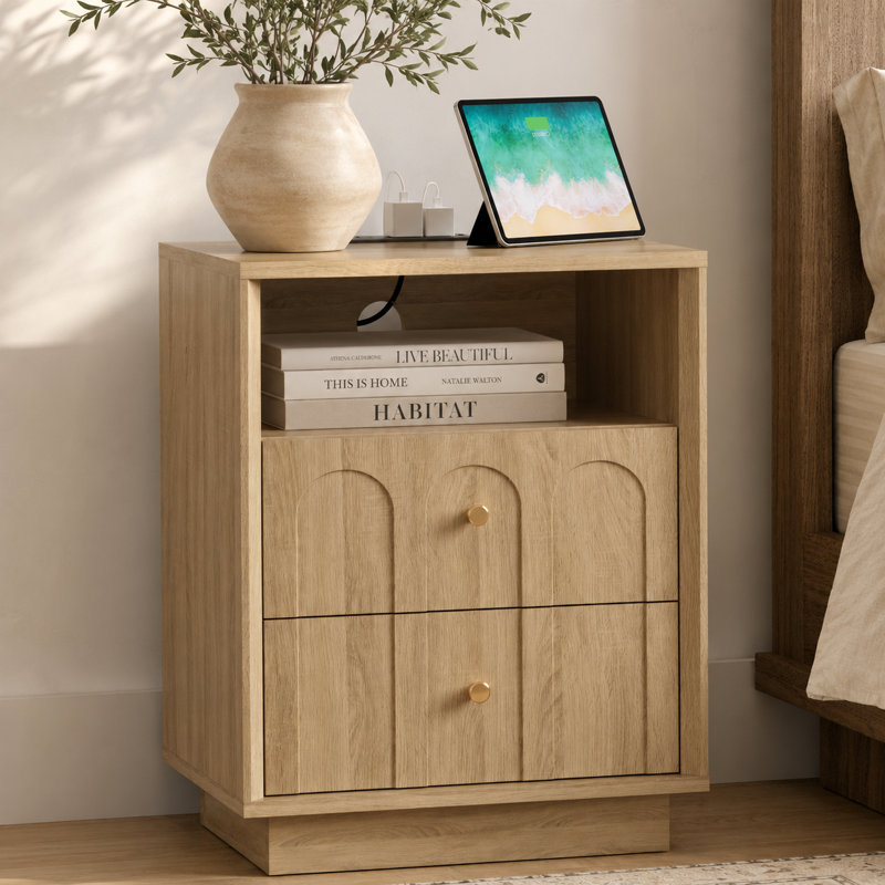 Table de chevet avec station de charge, table de chevet moderne de style Mid-Century avec design arqué, table de bout minimaliste avec texture grain de bois, table de chevet pour canapé de salon de chambre à coucher, noyer