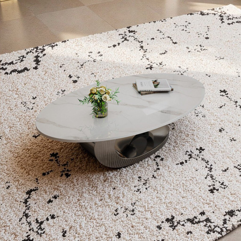 Table basse sculpturale en faux marbre avec base artistique en métal Syrova, Gris + blanc