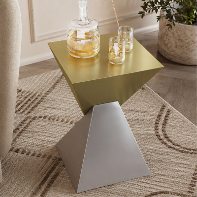 Table d'appoint moderne en acier inoxydable brossé, au design abstrait, pour une maison tendance.