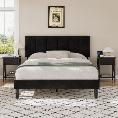 Ensemble de mobilier de chambre en velours noir avec tête de lit réglable en hauteur et 2 tables de chevet, cadre de lit plateforme moderne avec lattes en bois et tables de bout noires avec rangement pour la chambre principale et la chambre d'amis