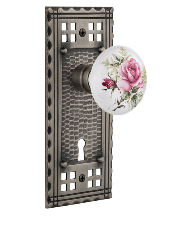 Assiette artisanale avec trou de serrure décoratif et bouton de porte en porcelaine blanche, Étain antique