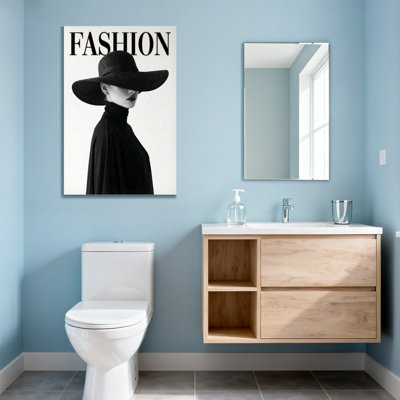 Mannequin en chapeau noir et cape