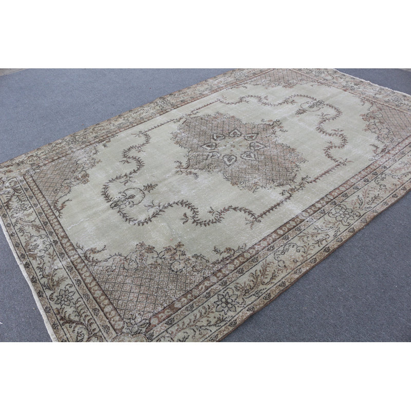 Le grand tapis turc apporte une élégance rétro à votre espace extérieur ou à votre décor de chambre à coucher bohémien