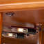 Armoire d'angle à 5 tablettes avec 5 tablettes et éclairage en chêne de qualité chêne teinté