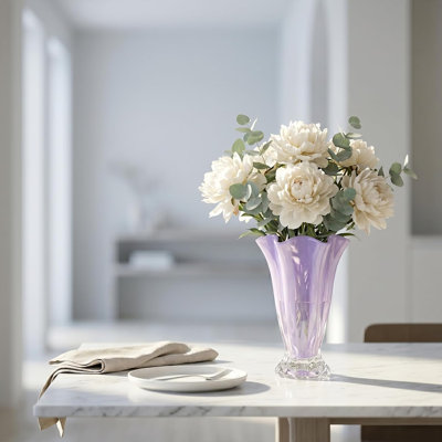 Vase en verre mauve avec surface ondulée