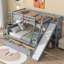 Lit superposé simple au-dessus de double avec glissade, tiroirs de rangement, tablettes et échelle, lit superposé en bois massif pour enfants, gris