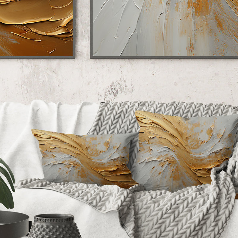 Coussin décoratif doré et beige à motif de vagues abstraites