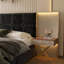 Luxueuse base de lit plateforme luxueuse, tête de lit en velours recouverte de métal, 2 lampes murales et table de chevet intégrées, structure en métal robuste et en bois massif, aucun sommier nécessaire, noir haut de gamme-423247601