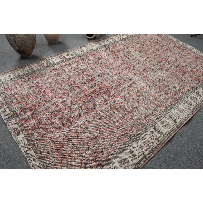 Tapis turc rétro tissé à la main en rouge et blanc avec motif orné idéal pour rehausser l'élégance des espaces
