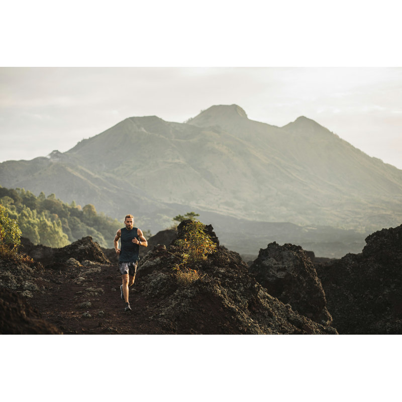 Jeune homme, course sur sentier, L 12 po x H 8 po