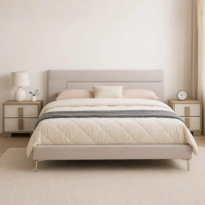 Ensemble de chambre à coucher complète de 3 pièces avec lit tapissier et tables de chevet à deux tiroirs de couleur beige brun doré et blanc naturel