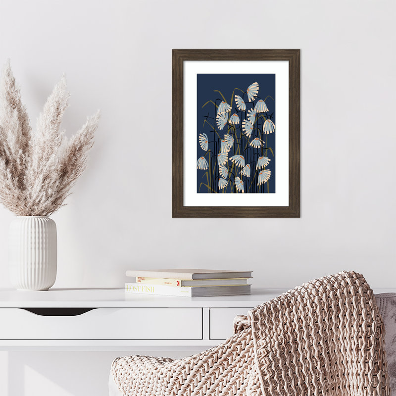 Linocut Flower Meadow Blue par Gadd Wood, reproduction d'art encadrée, H 18 po x l 13 po, Grain de bois rayé chocolat