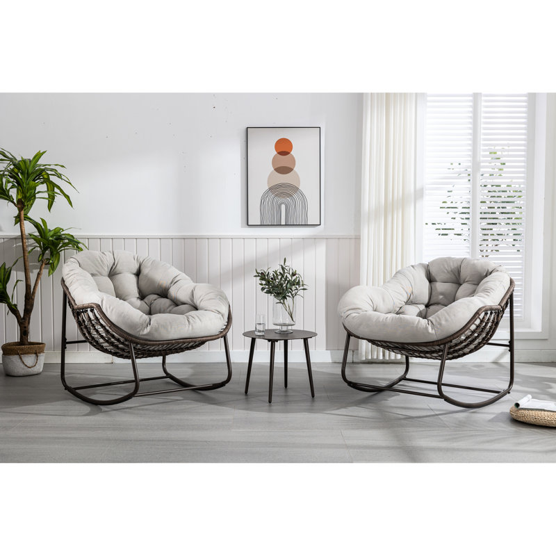 Chaise berçante confortable et spacieuse pour le jardin ou le salon - Coussin beige moelleux