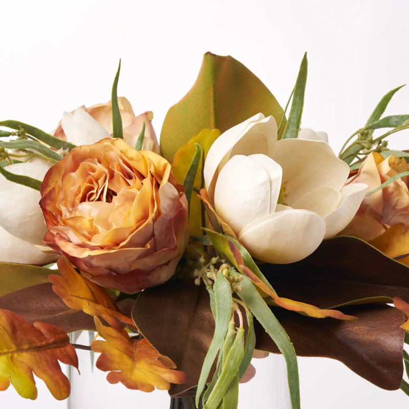 Arrangement d'illusion d'eau dans un vase à pied en forme de feuille de magnolia, de rose de Sienne, de feuille de chêne et d'eucalyptus