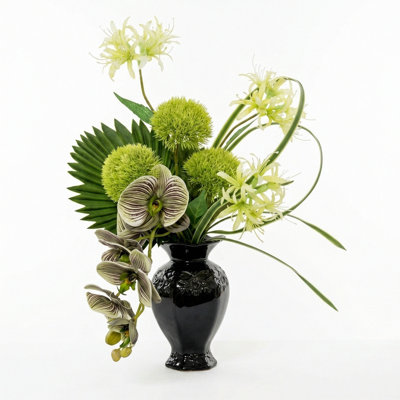 Fleurs artificielles avec vase