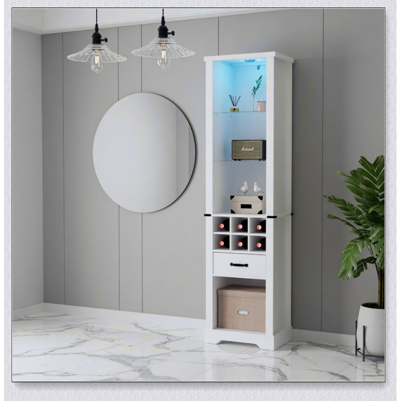 Armoire de rangement haute de style champêtre avec éclairage DEL intégré et casier à vin pour répondre à tous vos besoins d'organisation à la maison.