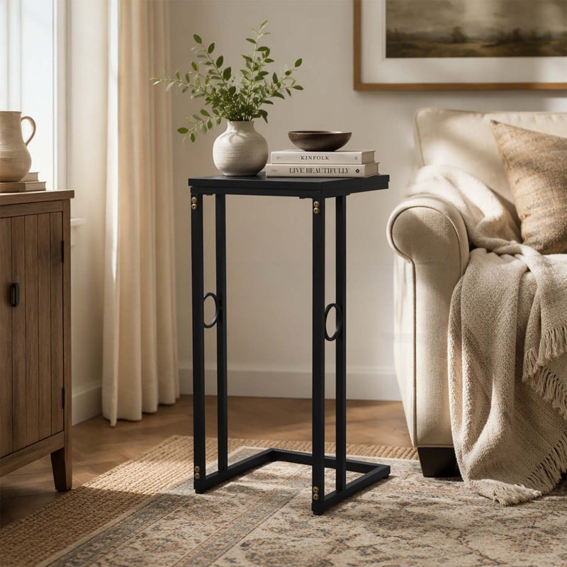 Ensemble de tables d'appoint modernes en forme de C avec structure en fer, durables et élégantes pour embellir votre salon.