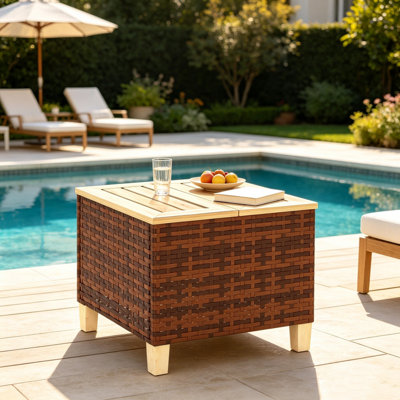 Petite table d'extérieur, table de bout, table d'appoint d'extérieur, table d'appoint de patio en rotin PE rustique avec plateau en bois de sapin naturel, structure en acier thermolaqué, table d'appoint de balcon stable