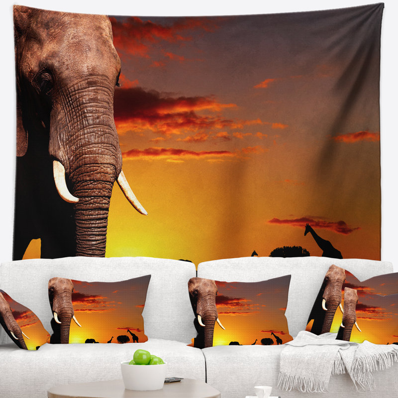 Éléphant d'afrique avec tapisserie africaine, H 32 po x l 39 po