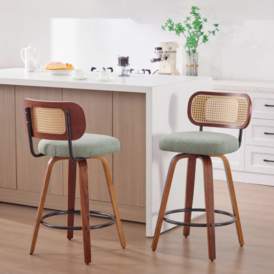 De 2 tabourets de bar de 26 pouces avec siège rembourré en lin, dossier canné, pivotant sur 360 degrés. Dossier ventilé pour le confort, conception ergonomique, pieds en bois. Tabourets de salle à manger de style américain, pivotants, base en bois, style