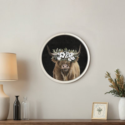 «Highland Cow Portrait with Flower Crown», reproduction encadrée