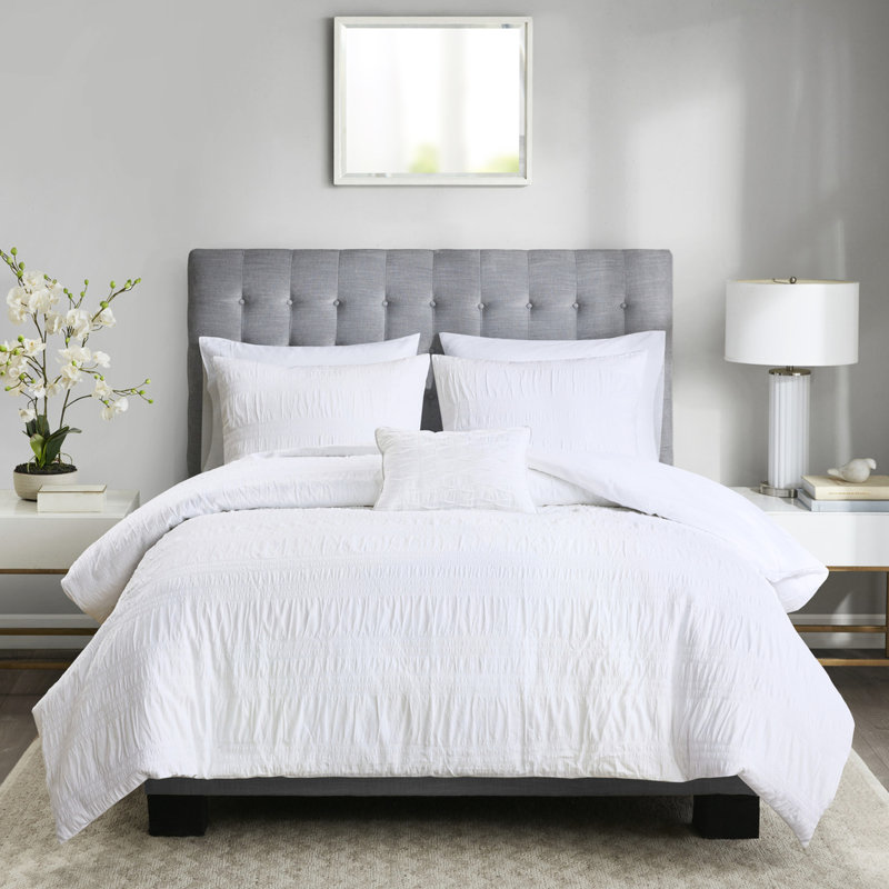 La housse de couette en coton blanc à motif croisé, double / grand, ajoute style et confort à la chaleur de la chambre à coucher