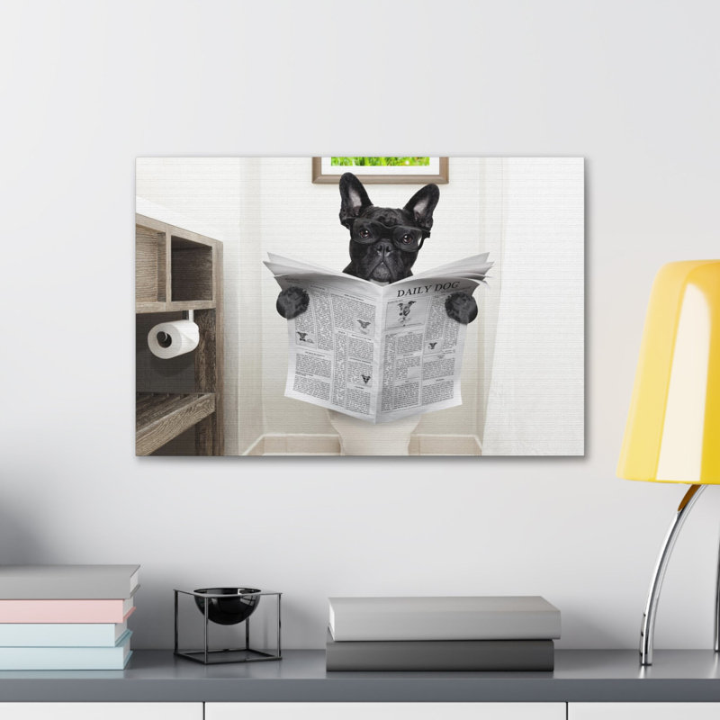 Bouledogue français lisant un journal sur une toilette, art mural sur toile, H 12 po x l 18 po