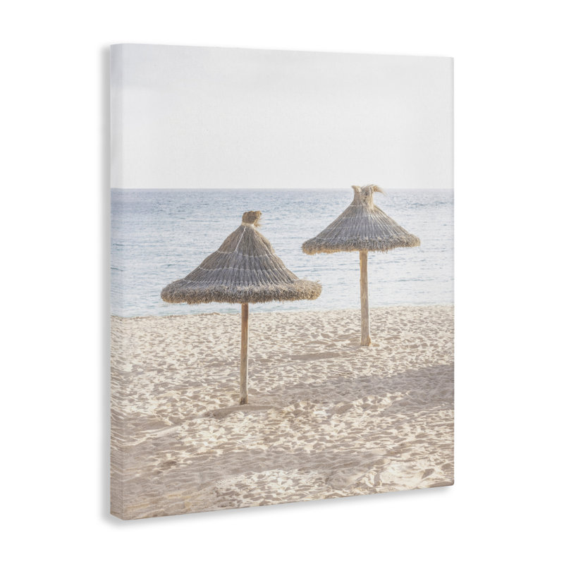 Parasols de paille sur toile de plage, design par Sissi et Seb, H 20 po x l 16 po