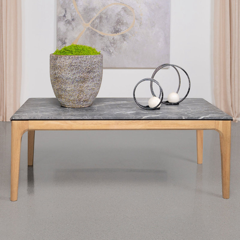 Table basse rectangulaire à plateau en faux marbre avec quatre pieds