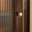 Armoire de coin en bois massif brun noisette